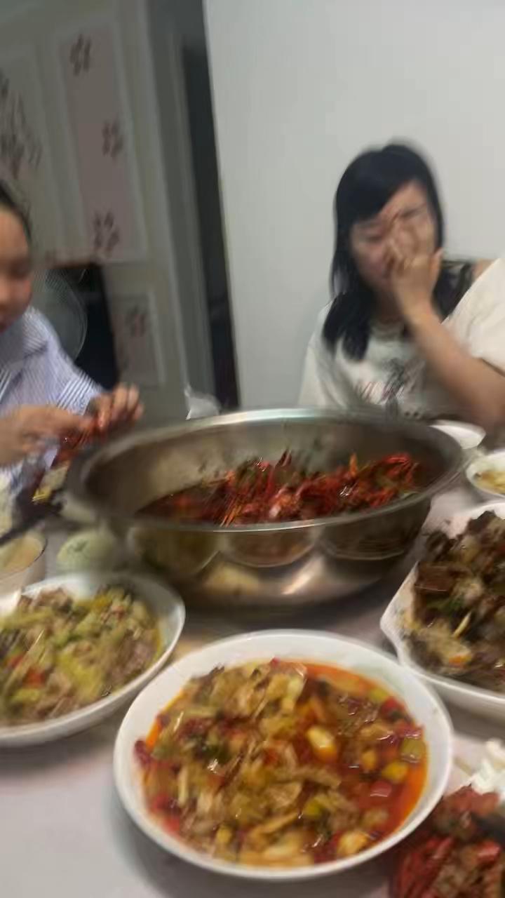 买起来，吃，喝，拿到，吃，拿到，我就说那个酒肯定在哪来的，我要给你们冻起。