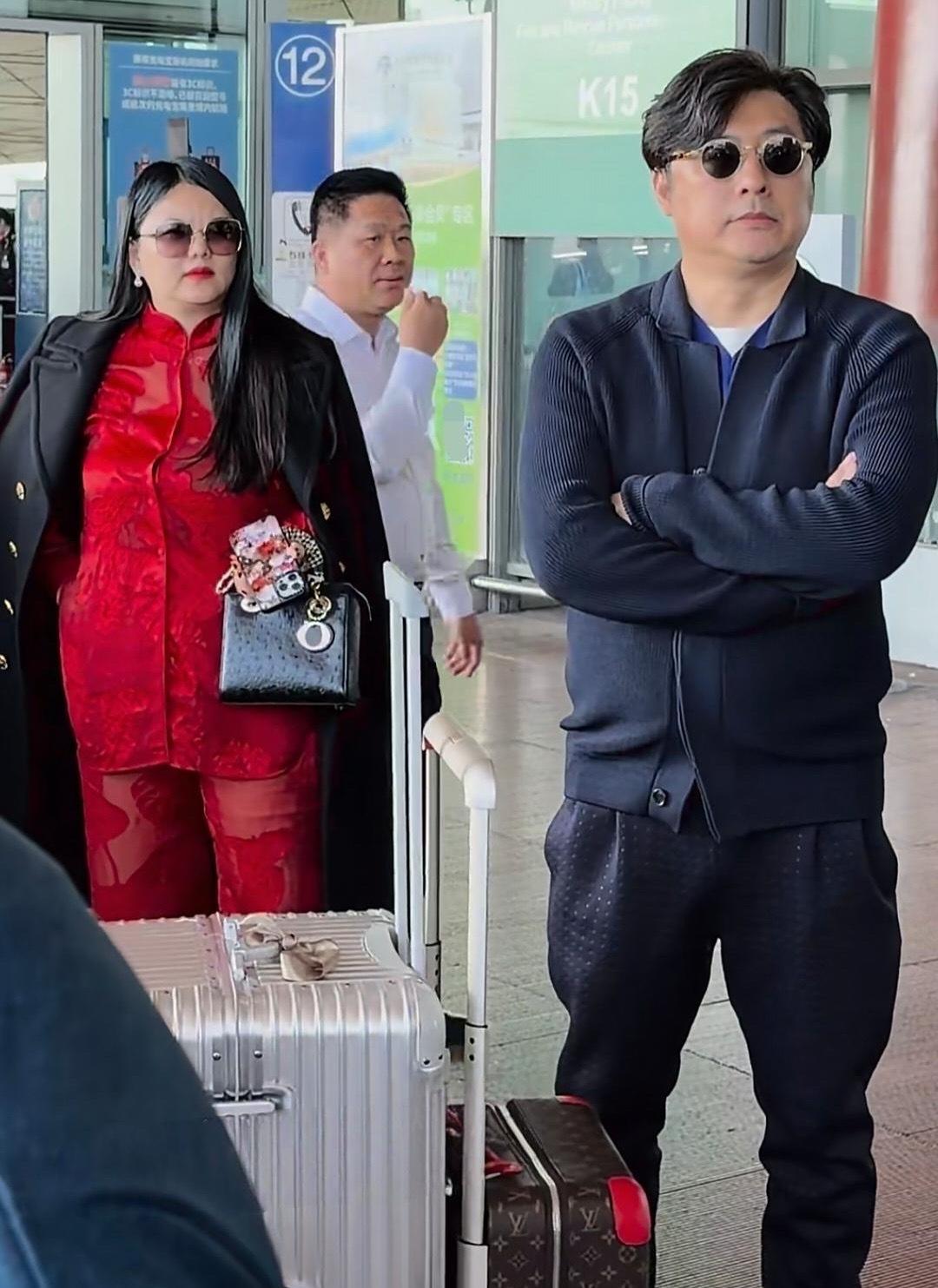 李湘和王岳伦一起回国，女方穿红色新中式尽显富态，离婚后还是朋友 ​​​