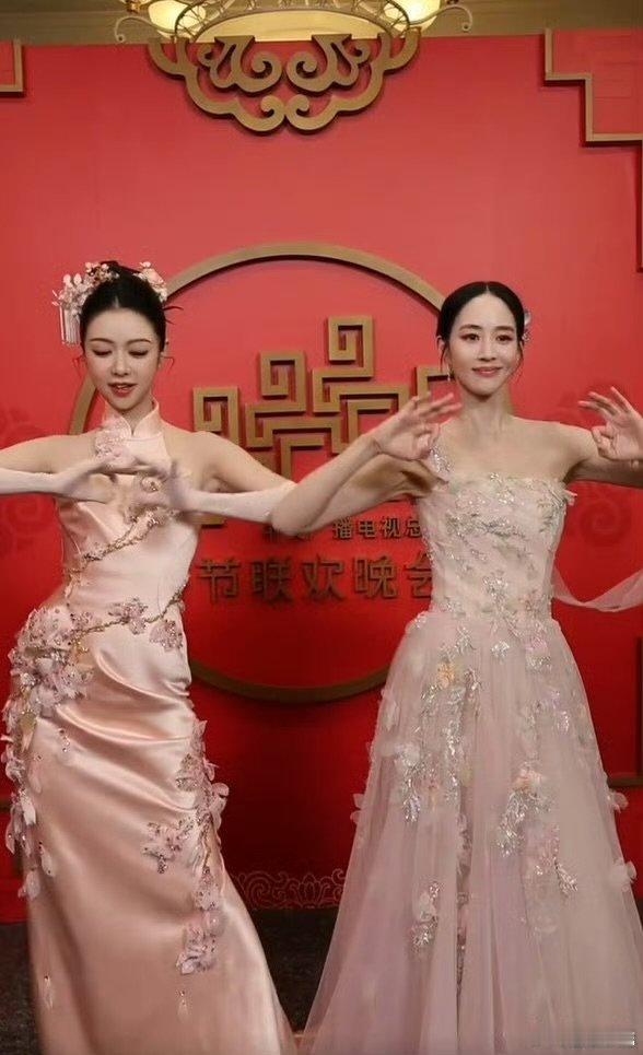 春晚龟兹手势舞挑战千年龟兹韵，今朝舞翩跹，《丝路古韵》的每一个手势都值得反复慢放