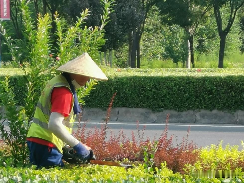 婆媳关系不好，绝大多数是双方都有问题。
一，婆婆站在长辈、养育儿子的角度，习惯操