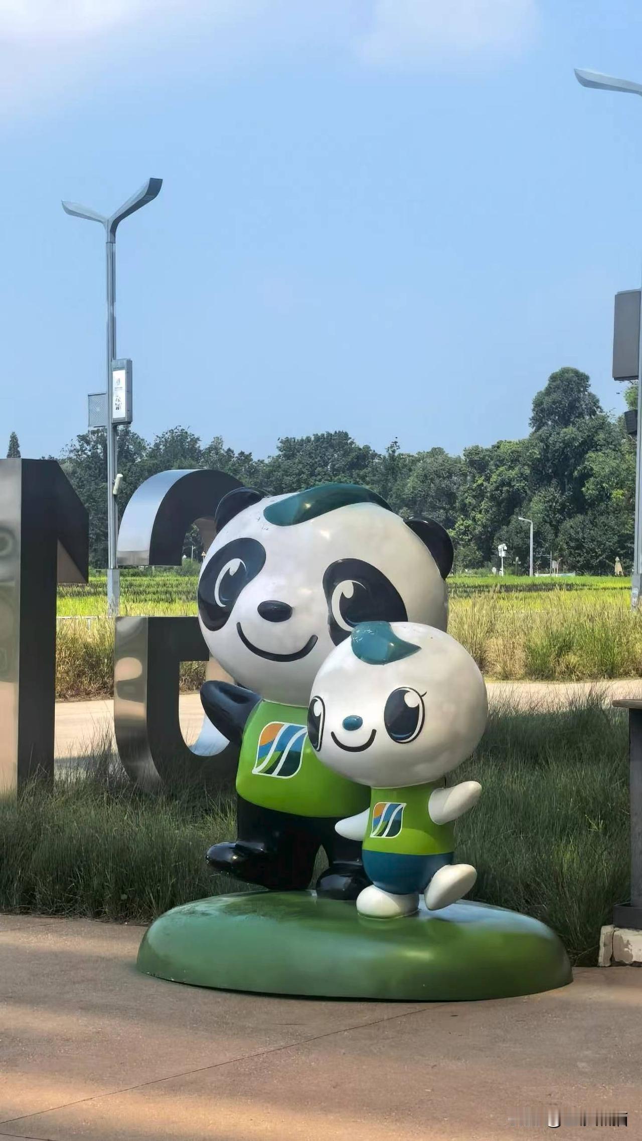 20余家驻蓉机构8月25日走进天府农博园考察学习，重点围绕依托天府农博园的平台资