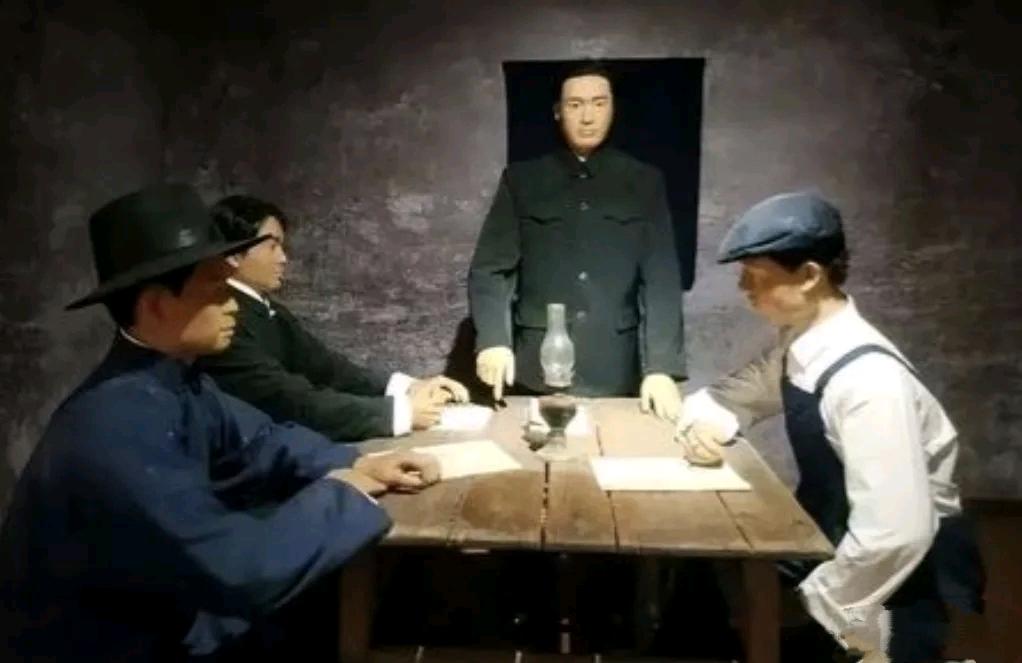 解放前夕的某天，四名地下党成员正在一起吃饭。突然其中一人借故起身，称出去烧开水。