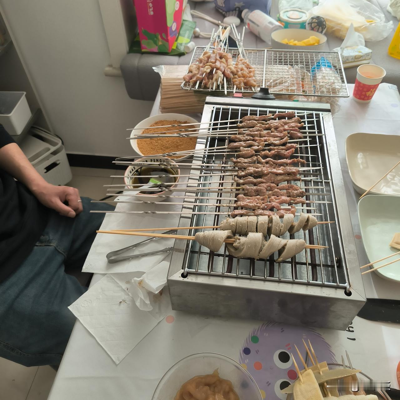 家庭版烧烤，真有意思。买了一个电烤炉，然后约了几个好友在家里自己做烧烤，结果铺了