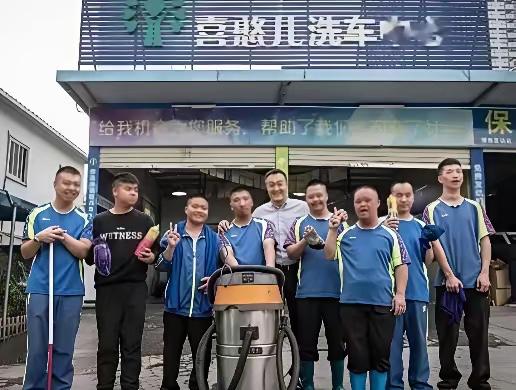 深圳一家洗车行老板雇佣了16名脑瘫儿洗车，3年总收入高达120多万，可是老板却一