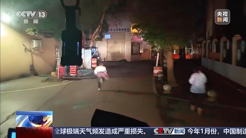 突发火情后要沉着应对、科学处置。前几天，湖南湘潭市岳塘区一户居民家中突发火情，3