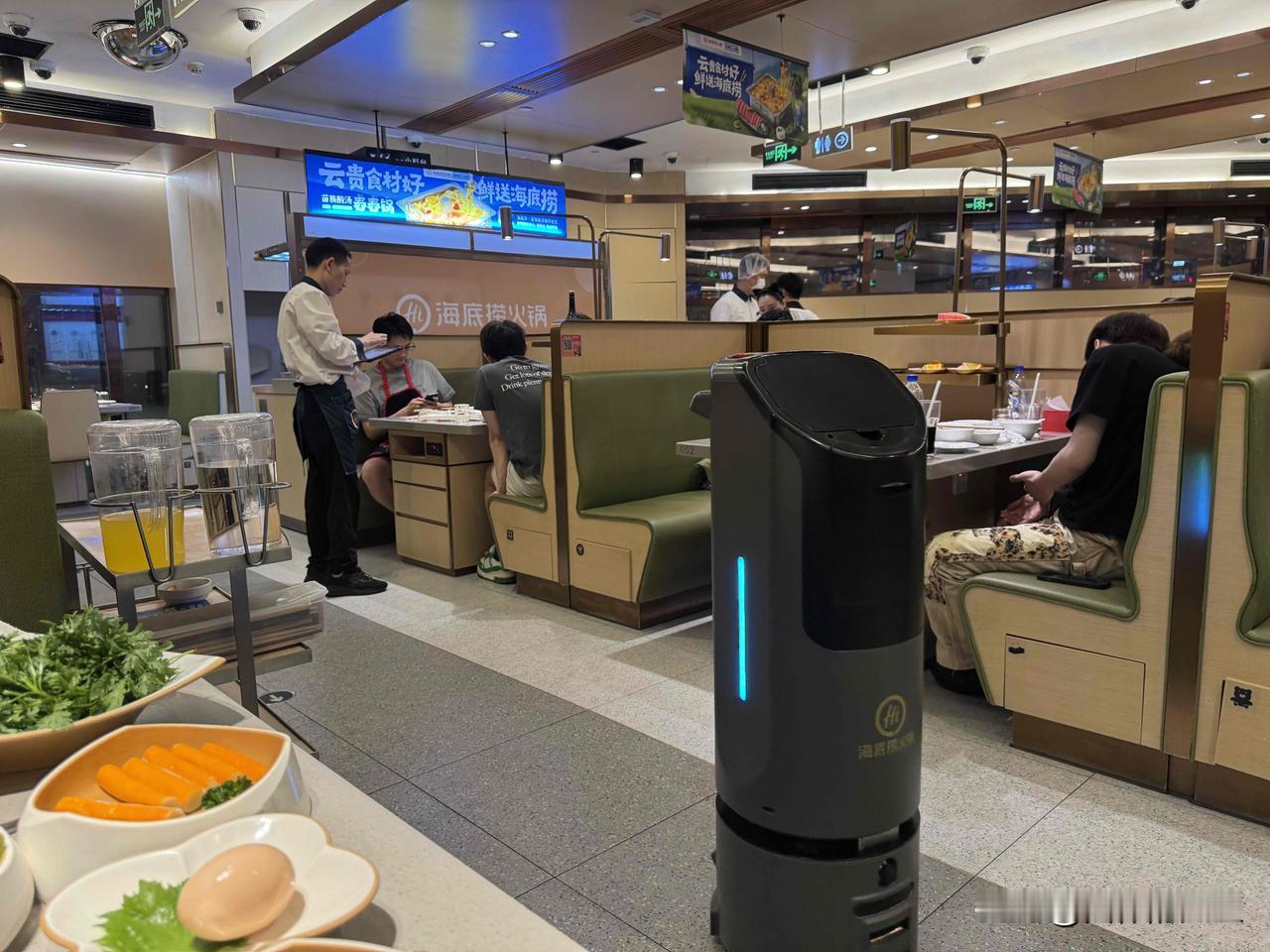 女儿约我们吃饭，海底捞。
我是好久没来海底捞了，没想到海底捞现在还这么热闹，这么