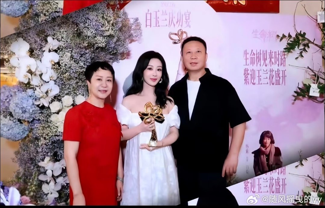 杨紫杨紫全家福好幸福的一家人。镜头里杨紫被爸爸妈妈稳稳护在中间，褪去荧幕上所有锋