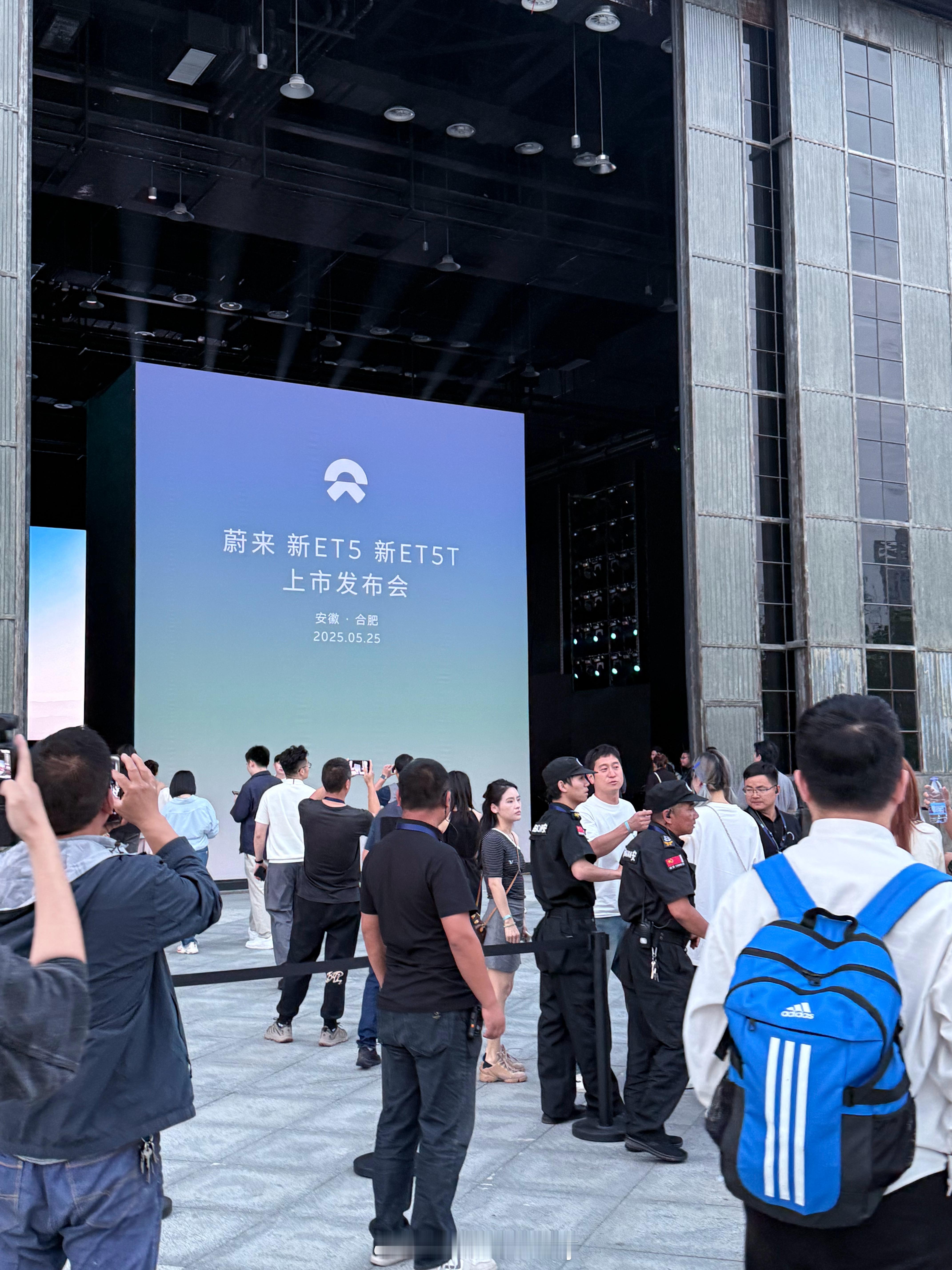 坐等发布会开始咯~~ 现场还有很多改装过的et5 但我还是更喜欢新5[doge]