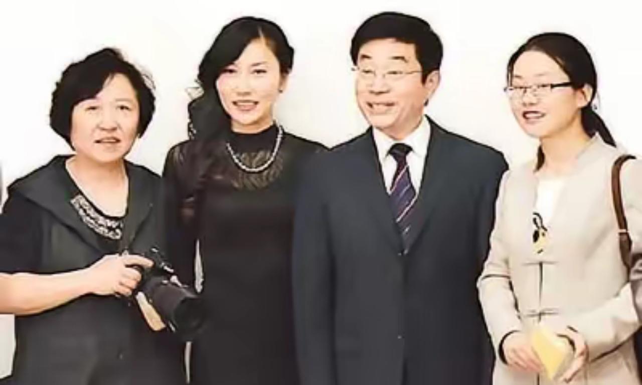 中国有个现象特别有意思。

一群高学历、留过洋、见过世面的海归精英，隔三差五站出