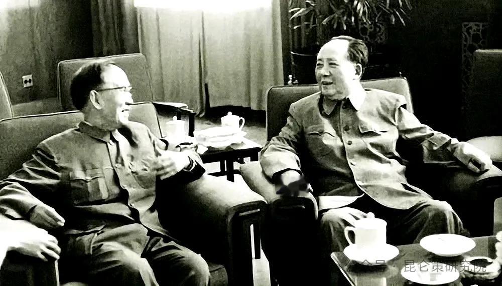 毛主席诗词你最喜欢哪一个？

我最喜欢《满江红 和郭沫若同志》
原文
　　小小寰