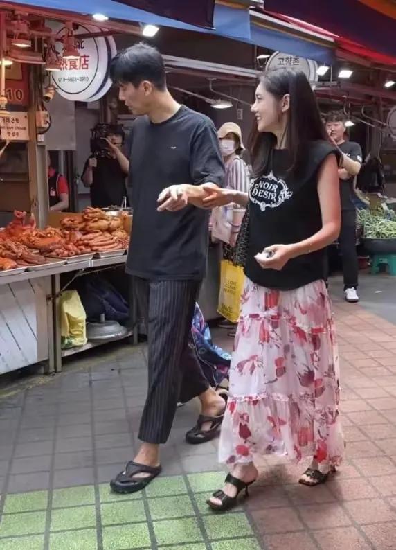 传他俩感情不合都是假的吧，你看看人家两口子多恩爱了，