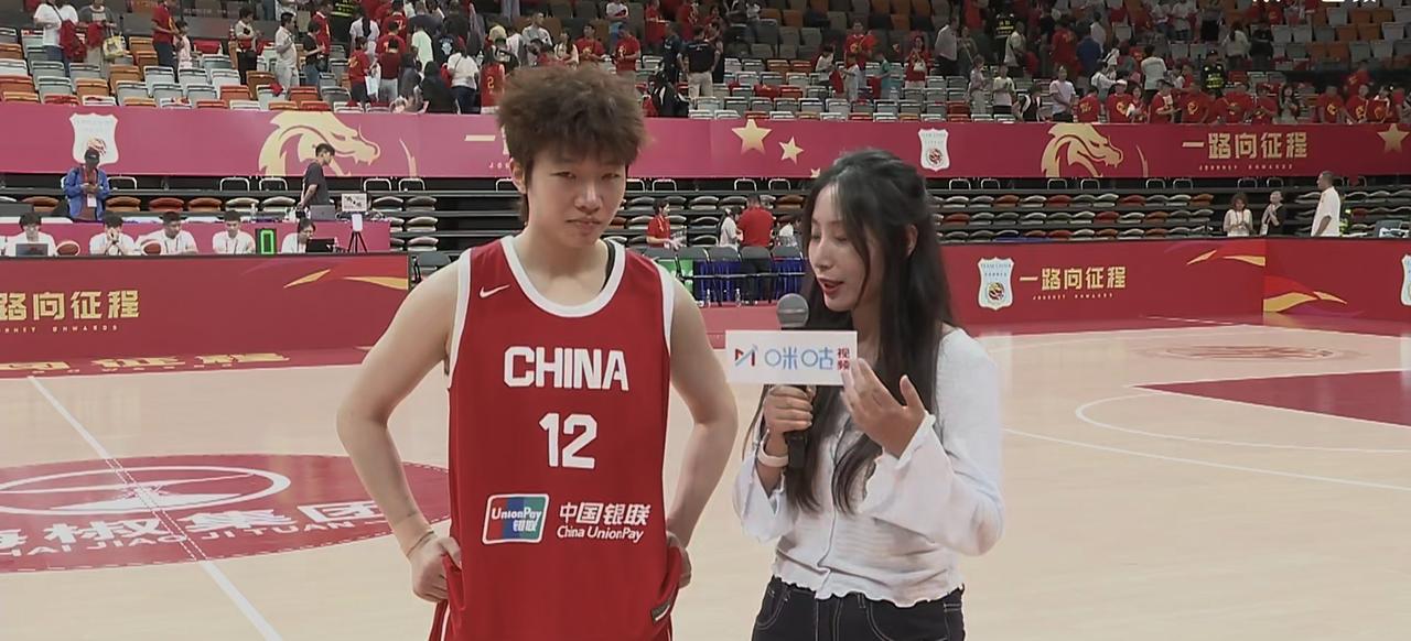 中国女篮在70比67险胜尼日利亚的热身赛里，暴露了不少短板。
进攻上，三分命中率