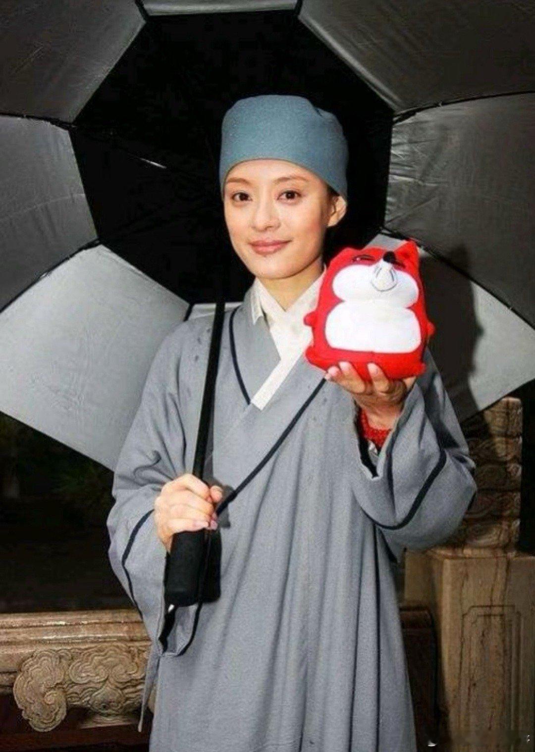 甄嬛传[超话]  开机第一幕，甘露寺，莫愁以前的镜头真心好，人物漂亮的特别真实 