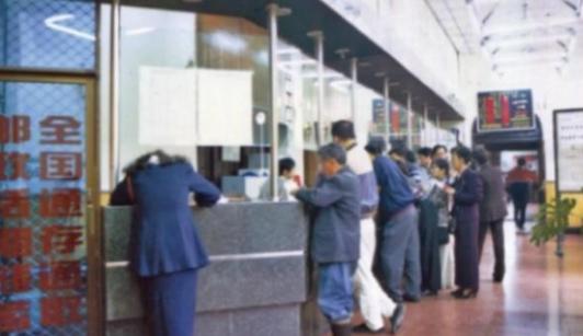 中国邮政真是个神奇的企业！1998年邮电分家后，邮政第一年就亏了179亿，成了全