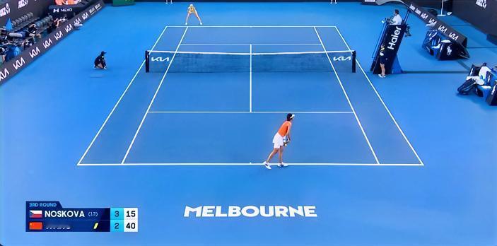 王欣瑜与诺斯科娃的比赛继续！！
…
在上午因高温天气暂停比赛后，这会比赛重新开始