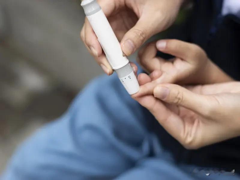 糖吃多了升高血糖这事，真不是开玩笑。我之前嘴馋，连着几天狂炫巧克力、蛋糕这些甜食