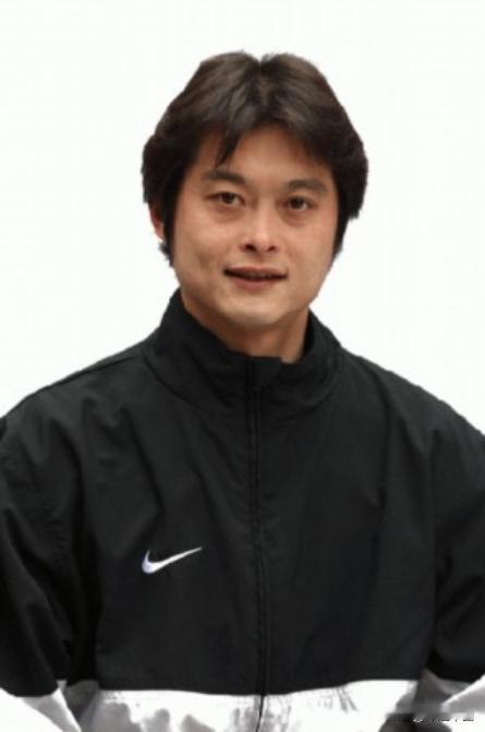 1980年生的李彦，可能是上海滩最低调的“硬骨头”。

当年在闸北烂泥地上踢球的