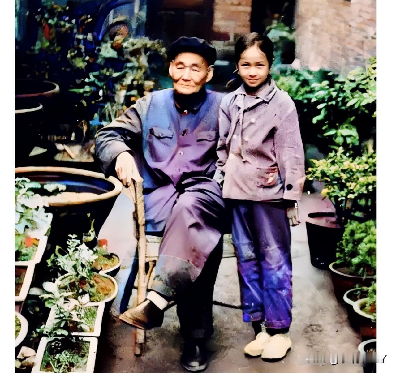 这是1976年，小女孩与她姥爷在自家院子里的合影。当年清纯可爱、笑容甜美的她，如
