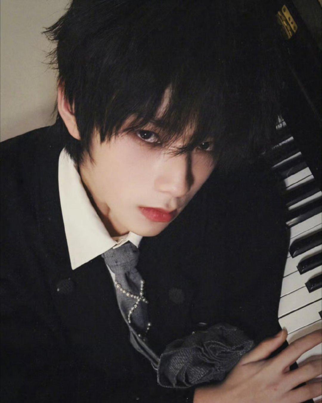 一起来看看王橹杰的最新营业图，真的是弹着你爱听的钢琴曲、手捧着你最爱的红玫瑰，谁