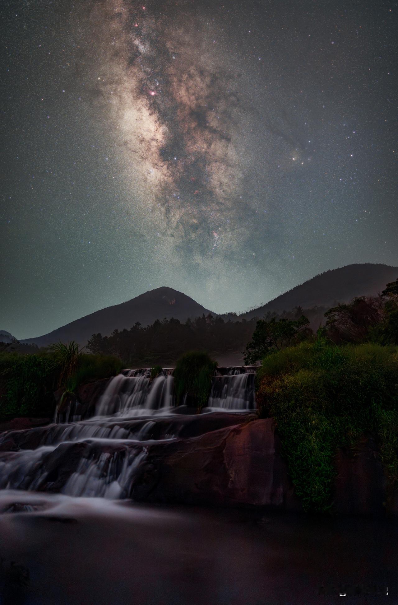 属于江门台山深水村的星空，与瀑布的结合更是别具一格！
#江门##星空摄影爱好者#