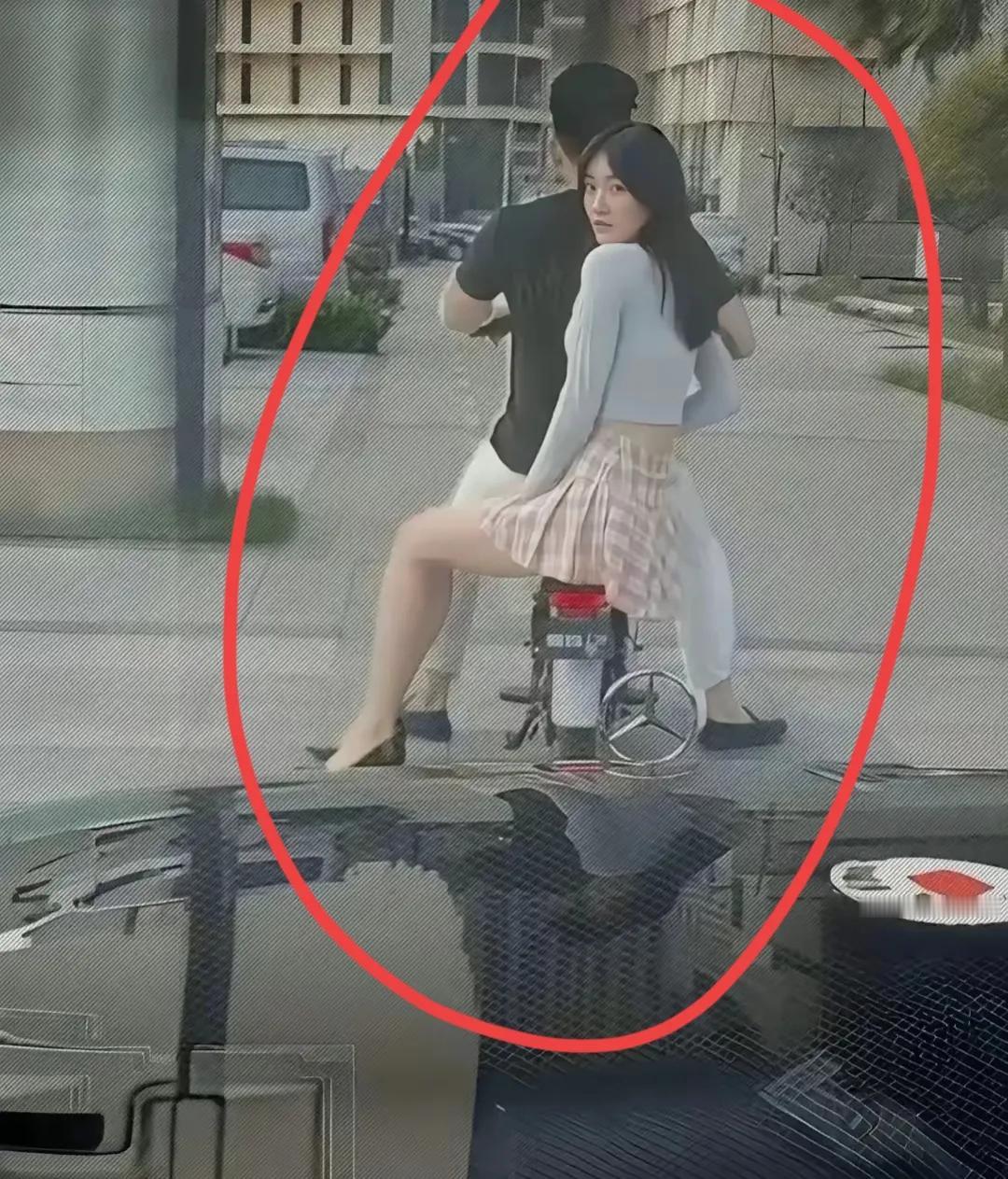 这个照片寓意挺深的，
她如果不往后看，
应该是幸福的。