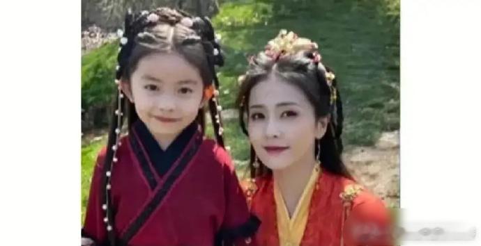 《长月烬明》原著中，黎苏苏和澹台烬生了一个孩子，小名叫阿宓，大名叫澹台梓宓，也是