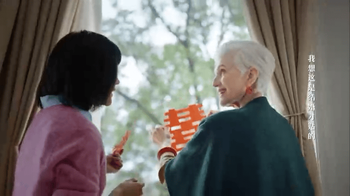 马斯克妈妈沉浸式体验中国年77岁梅耶马斯克玩转中国年仪式感77岁梅耶也太会了！沉