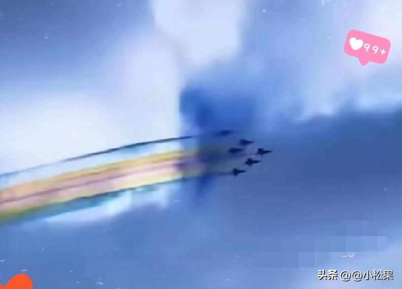 刷到一条评论直接破防，外国网友说：大半个世界还在打仗，只有中国，敢用战斗机给老百