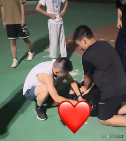 这个初中生让人看哭了！7月5日，浙江宁波，一高中生打篮球时猛地栽倒，突发心脏骤停