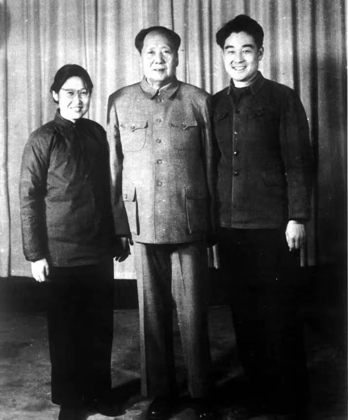 一幅珍贵的合影，将毛主席与女儿、女婿的温馨瞬间定格。画面之中，毛主席居于中央，脸