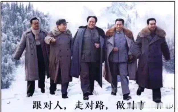 巜抬头。挺胸。作人》
抬起头，
且从容，
泰山压顶心不惊，
立场坚定向前行。
挺