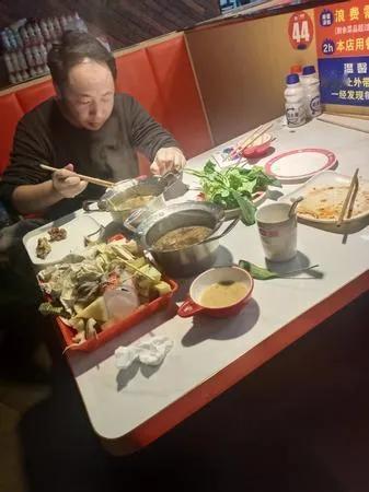 昨天和老公去吃自助，差点没把我气笑。

他中午特意没吃饭，还翻出压箱底的宽松T恤