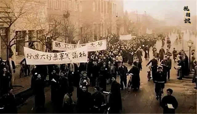 1946年圣诞，美军士兵在北京东单强奸女大学生的事情震动了全国，当时北京大学的女...