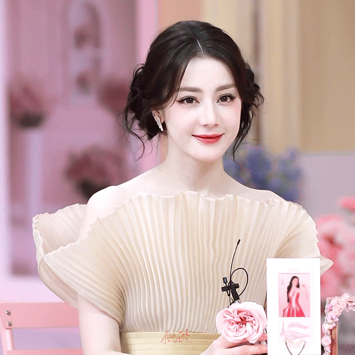 迪丽热巴是吃胖了吗？怎么感觉有点肿肿的。迪丽热巴直播