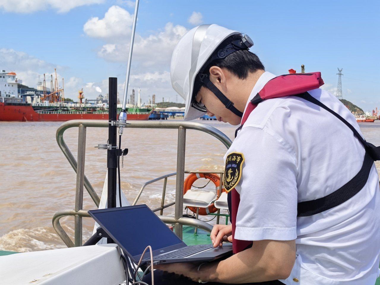 宁波海上通航诊断师高温出海忙检测 东海航海保障中心宁波通信中心工程师沈哲、丁梓恒