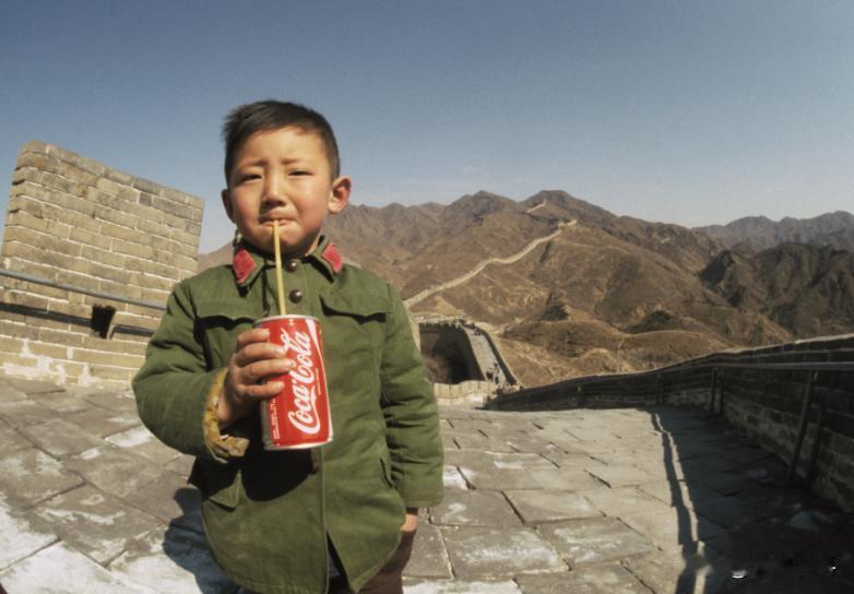 1979年，美国《国家地理》杂志，登出了第一个喝可乐的中国男孩照片，迅速火遍全球