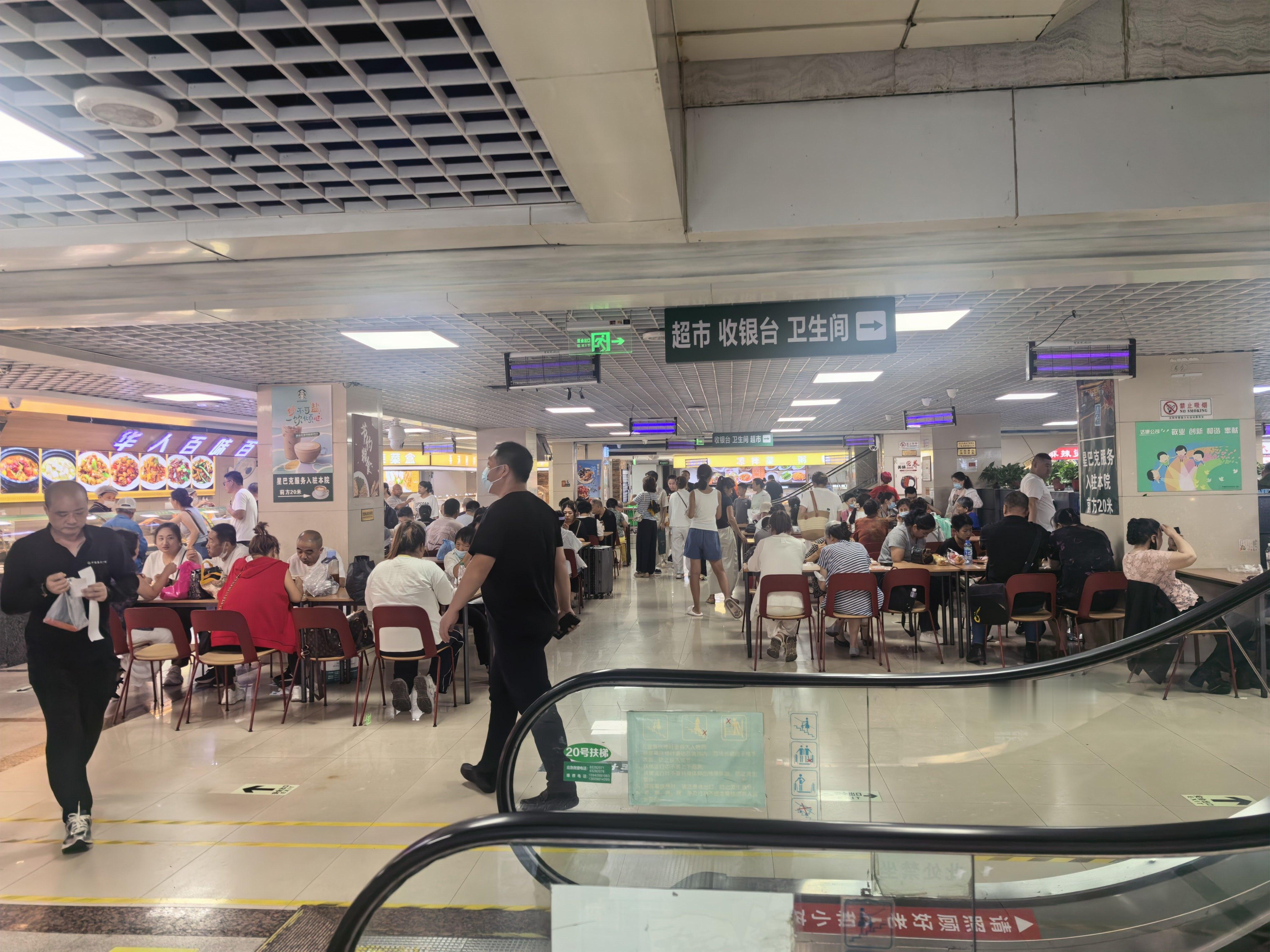 第一次在医院负一层的美食广场吃饭，要是地下能连商场就更好了每日一餐分享