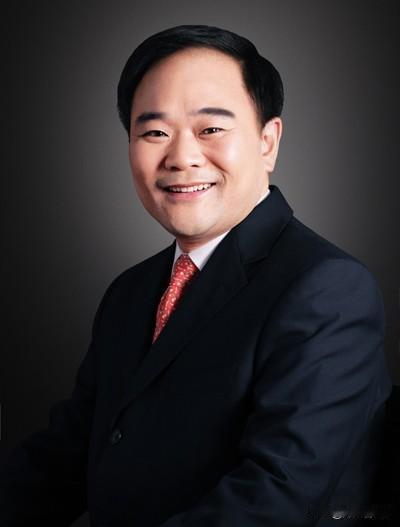 有一个富豪，放牛娃出身，高中毕业，拿着父亲的120元开街头照相馆起家，用“敢想、