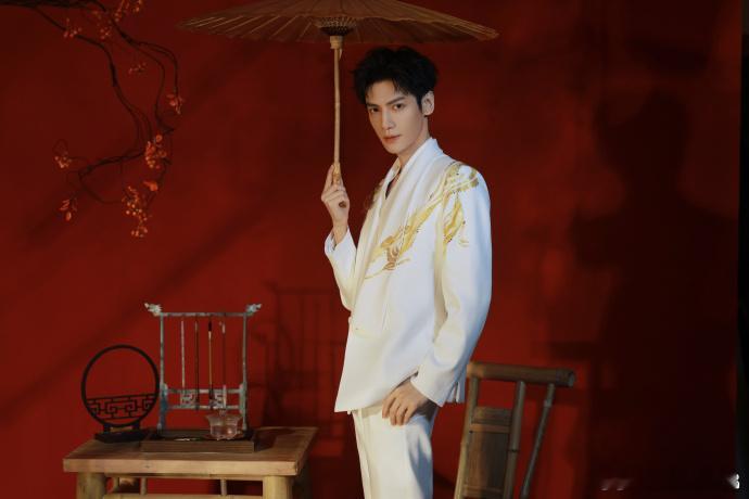 罗云熙马年春晚真穿了一身马 罗云熙春晚这身造型真的很会，马年穿金色马，既有节日氛