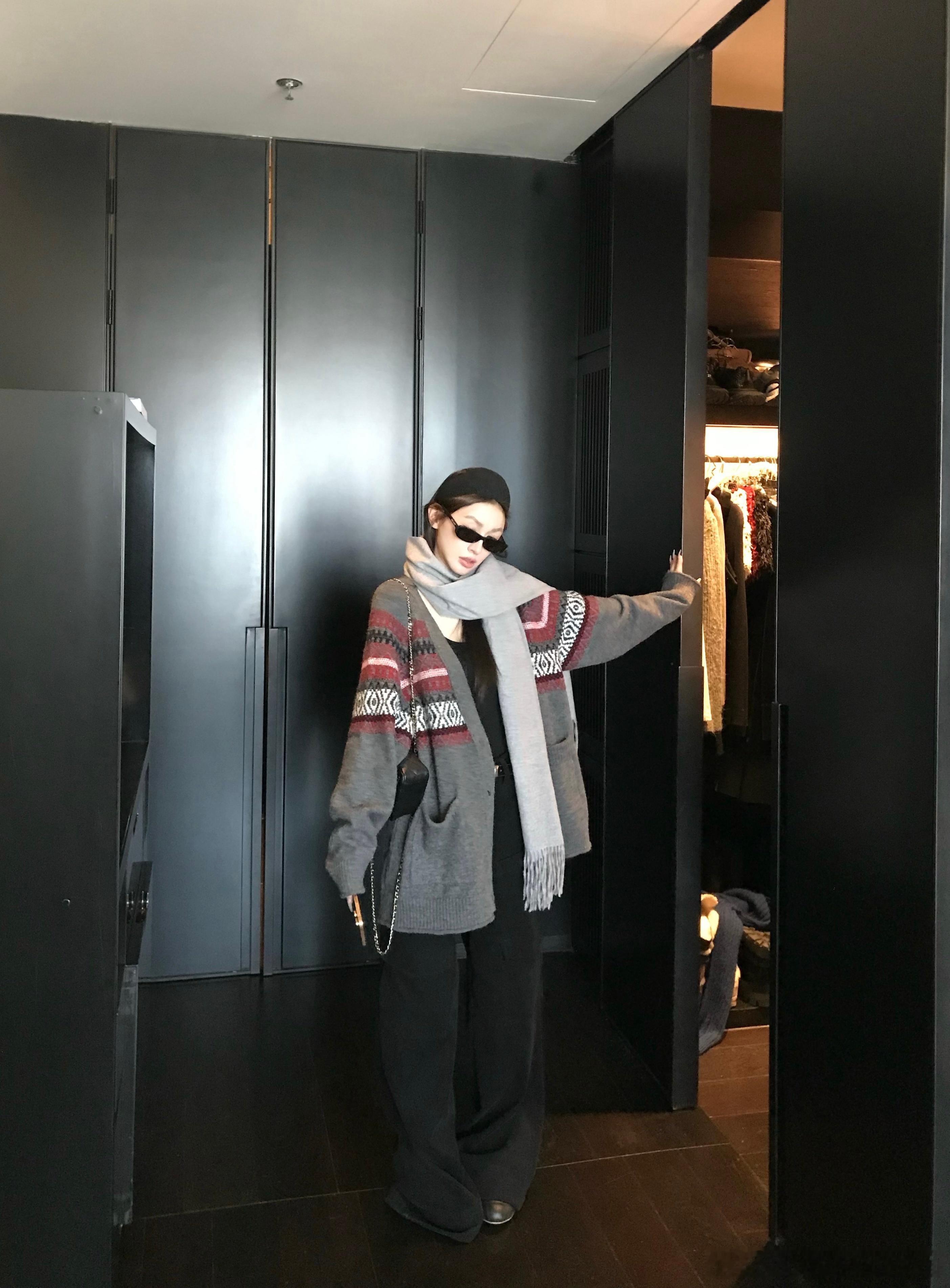 这期钟爱的费尔岛开衫灰红拼色撞色提花圆领开衫 费尔岛图案装饰很有层次感上身效果又