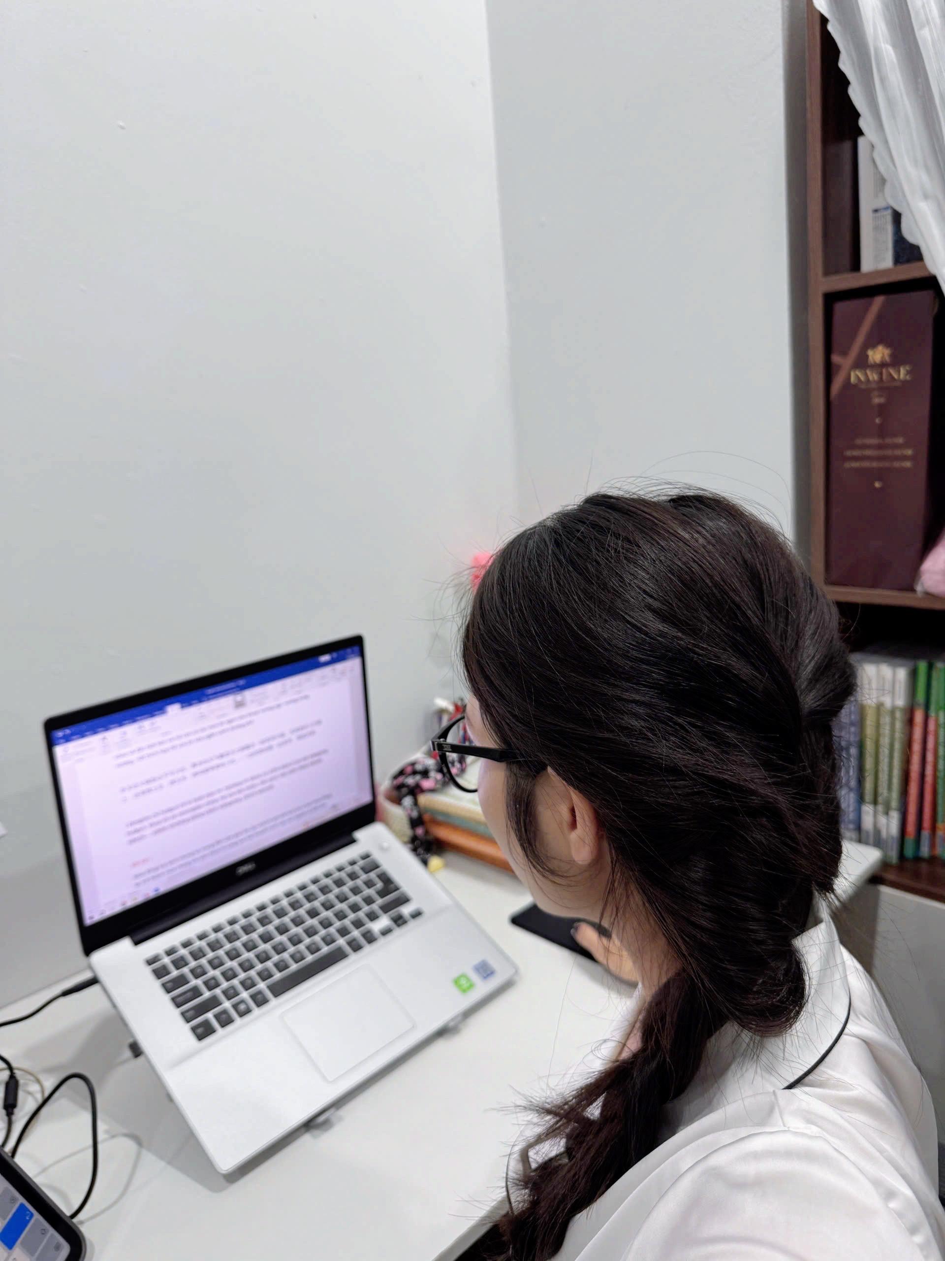 谁说上学简单？坐这里了一天还没写完🥹