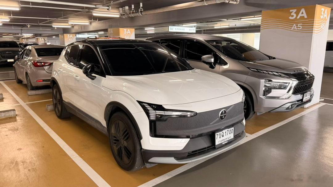 我现在觉得纯电伪装成“燃油车”这看着很难受，也很没必要… 