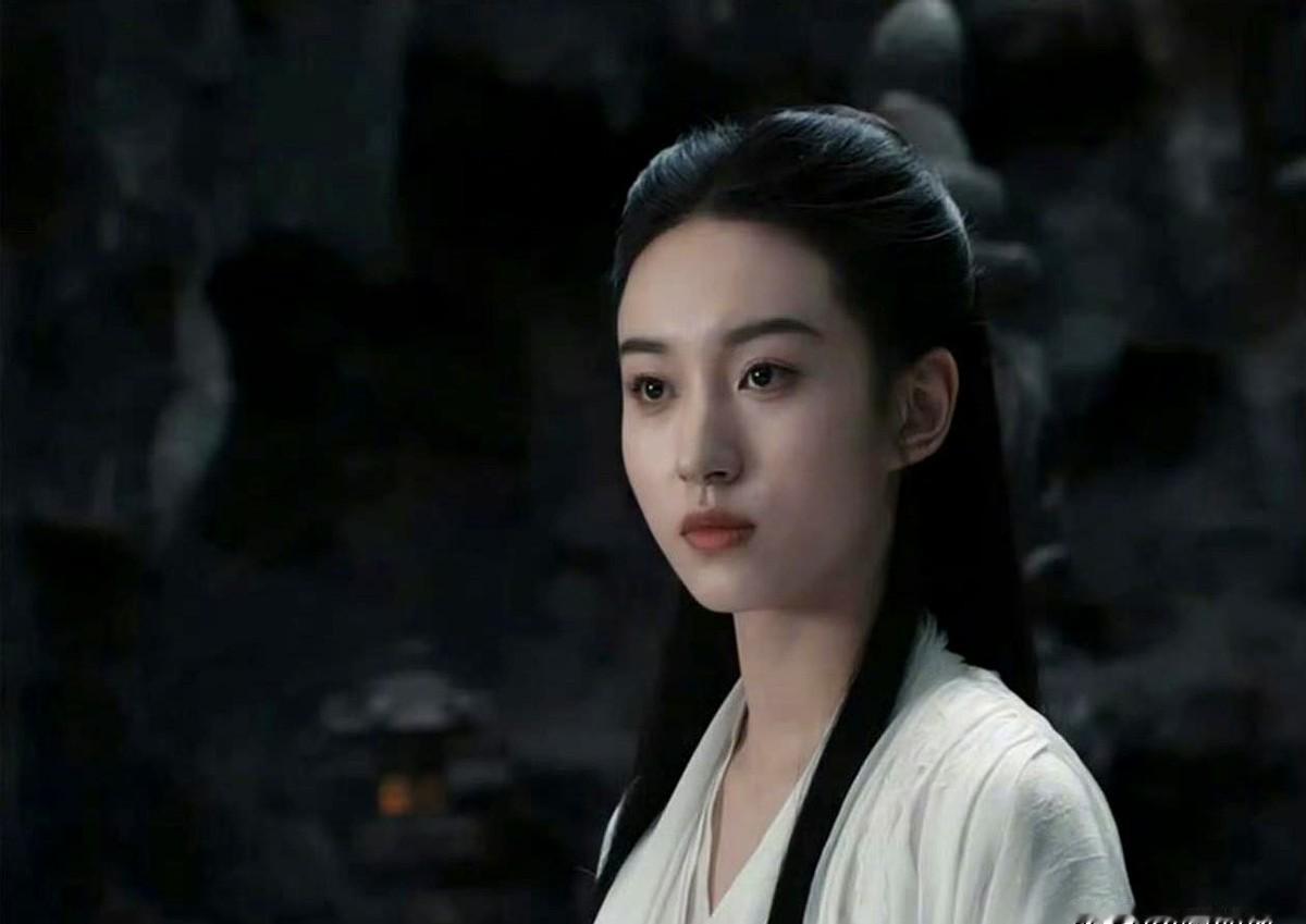 把自己跟张子枫文淇放一起，她凭啥？

恋综里的王梓莼，一句话就把自己送上了风口浪