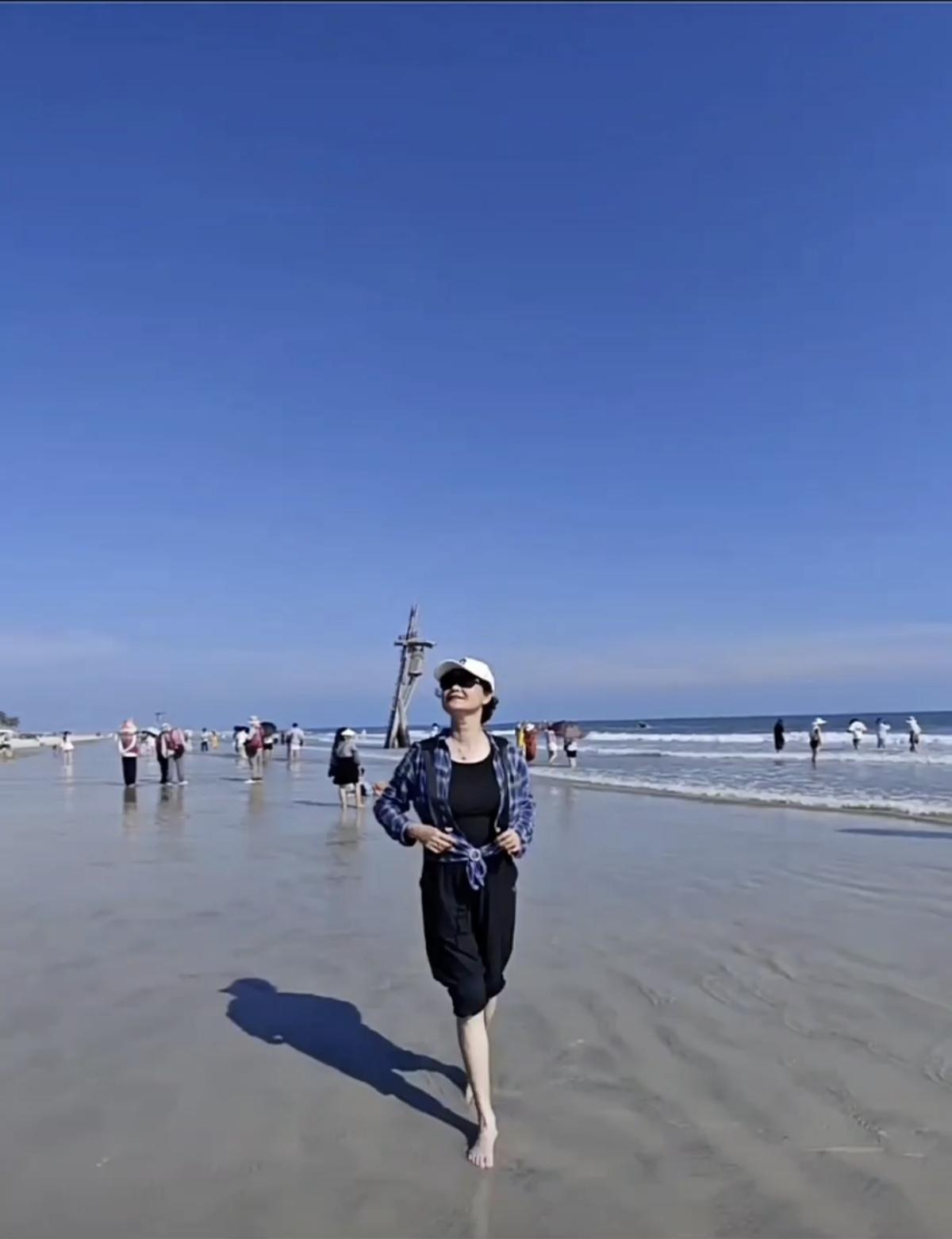 他们的老师是从国外回来的，老师拿着他从国外带回来的书作教材，作为学生的他们根本没