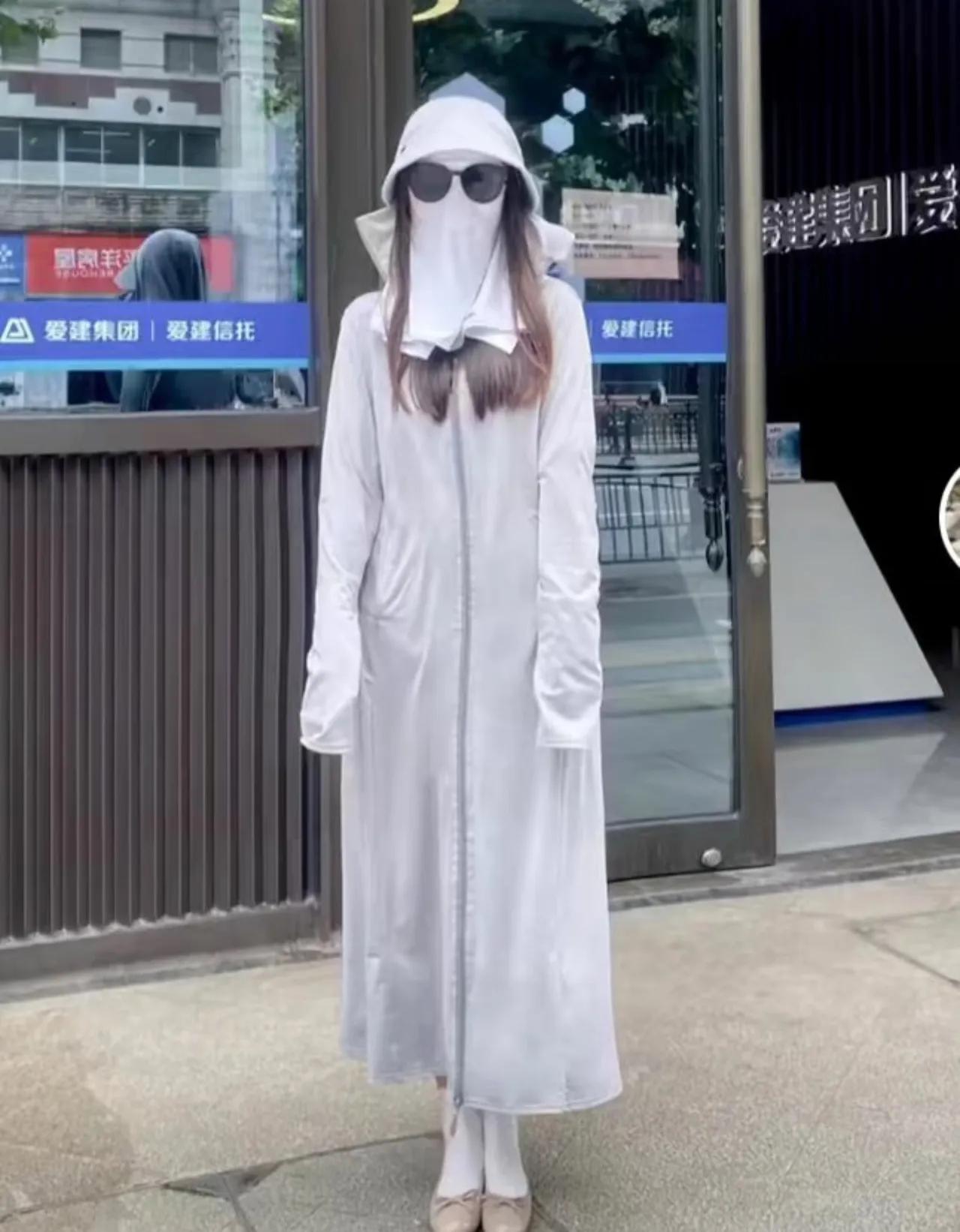以前喜欢夏天，因为能够看到美女穿花裙子，小吊带，热裤；现在不敢过夏天，一个个犹如