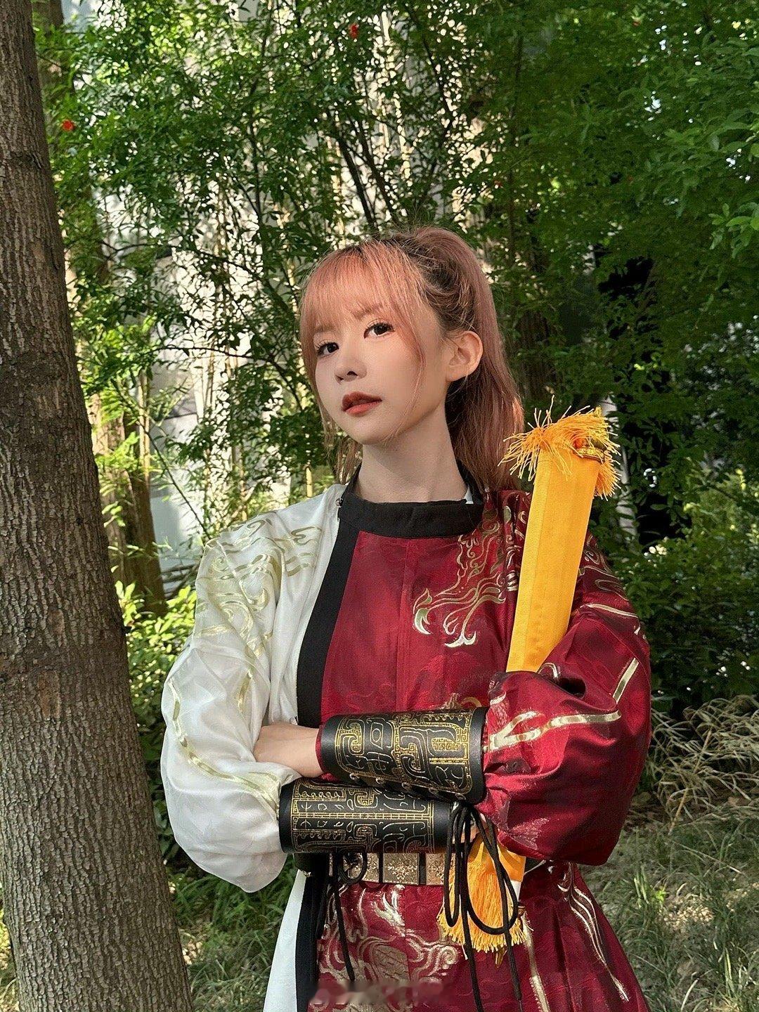 瞳夕！瞳夕！吾的爱妻[舔屏][舔屏]好飒～LPL解说瞳夕分享自己古风造型：帅！#