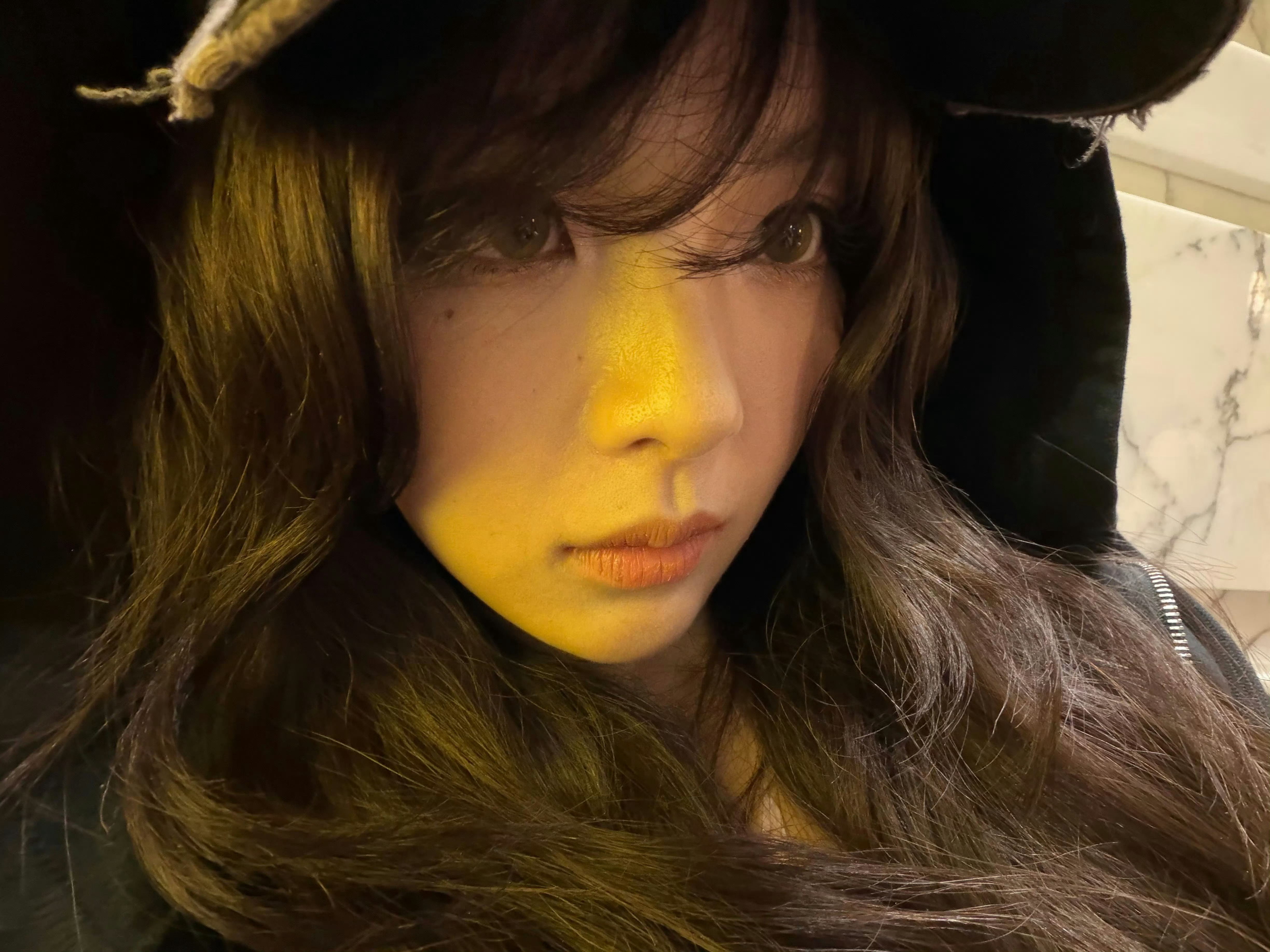 杨超越拿苹果自拍 水果和美女的适配度满分，杨超越拿苹果自拍，光影柔和，一颦一笑都