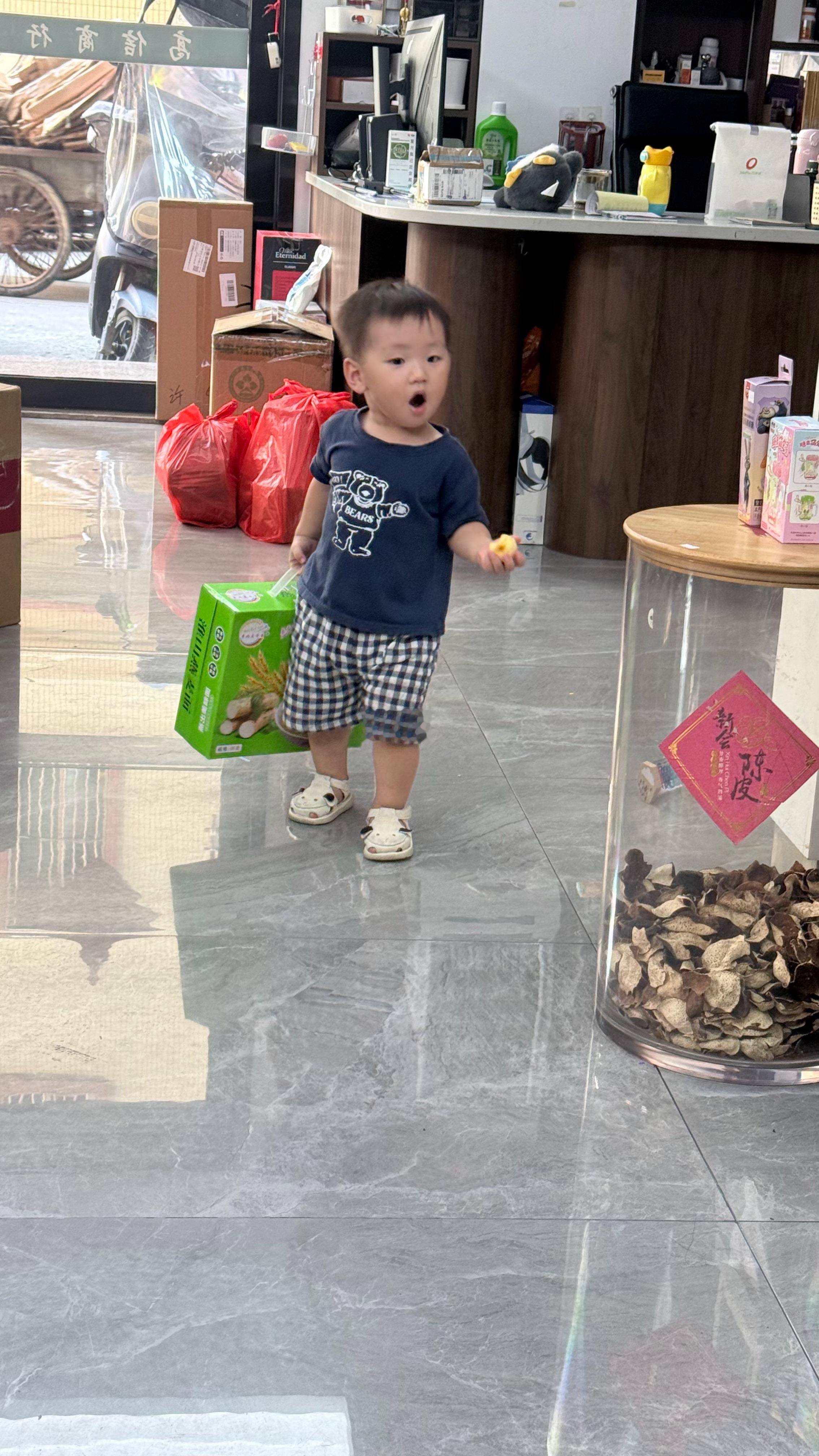 终于知道为啥去哪都拎着了 够不着的地方他就把箱子放地上 人站上去 还能拿来当凳子