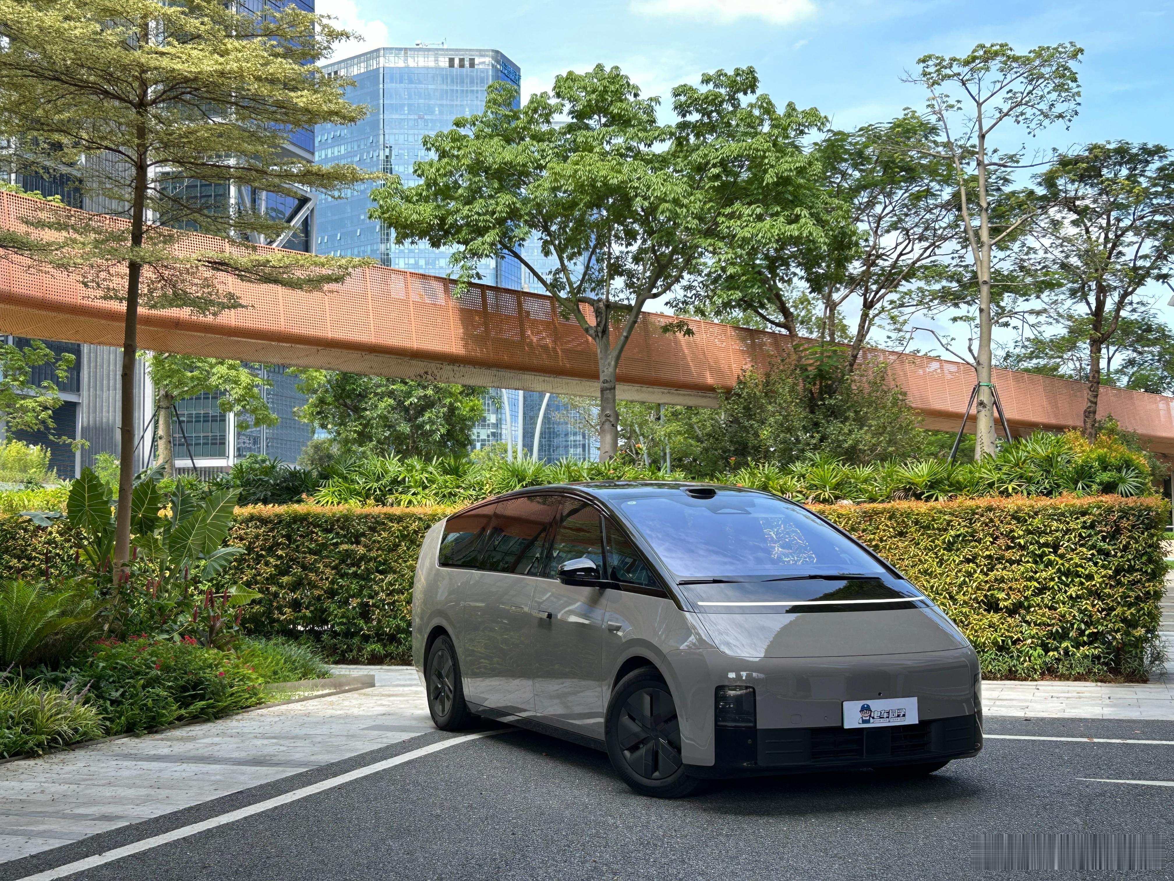 今天拍它。上次拍完理想 i8，问 MEGA Home 凭啥能称为移动的家？那就借