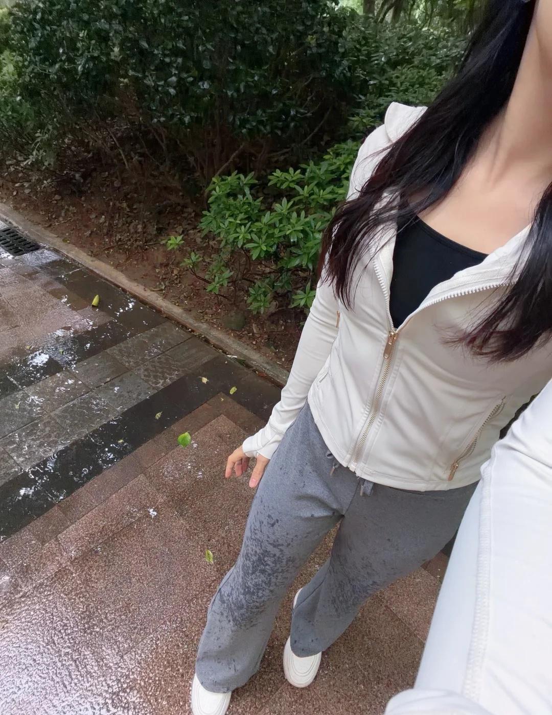 下雨了
一出门就下雨雨一直下个不停 出门就下雨 突然一场雨 外面下着雨